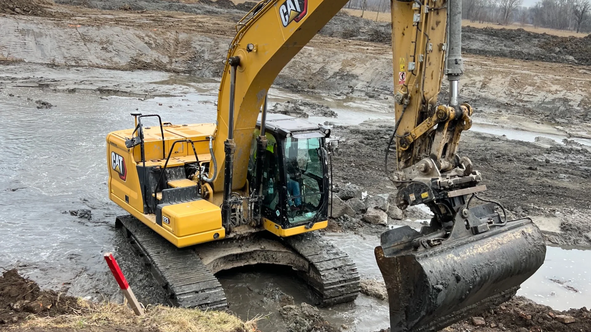 Bagrování štěrku